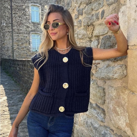 Sweaters - Chunky Knit Black Sweater Vest